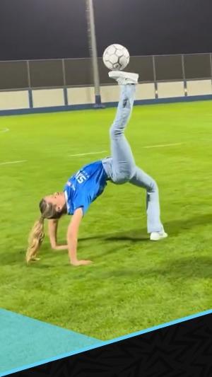 أذهلت كانسيلو ونيمار.. فتاة تستعرض مهاراتها الكروية